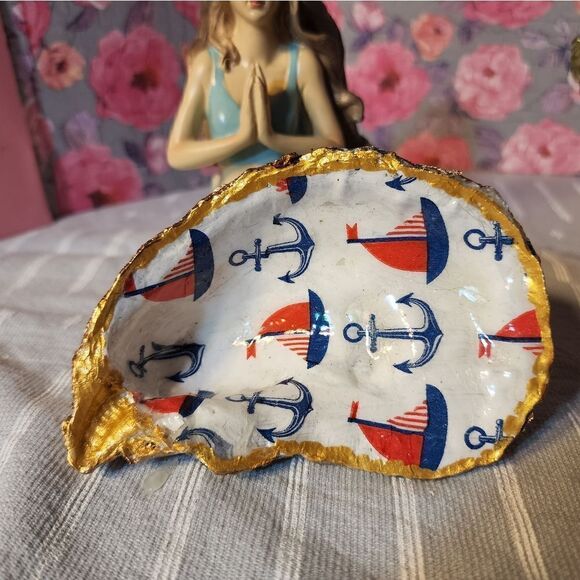 DECOUPAGE SAILBOATS AND ANCHORS ON A OYSTER SHELL - Picture 5 of 8